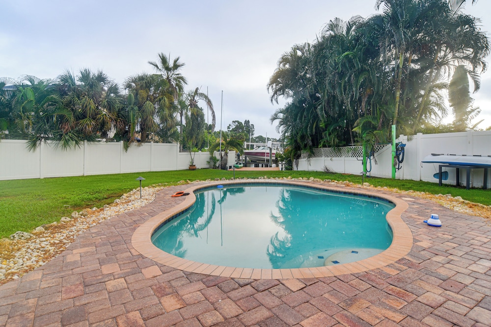 5 Mi to Dtwn: Pet-friendly Home in St Petersburg!