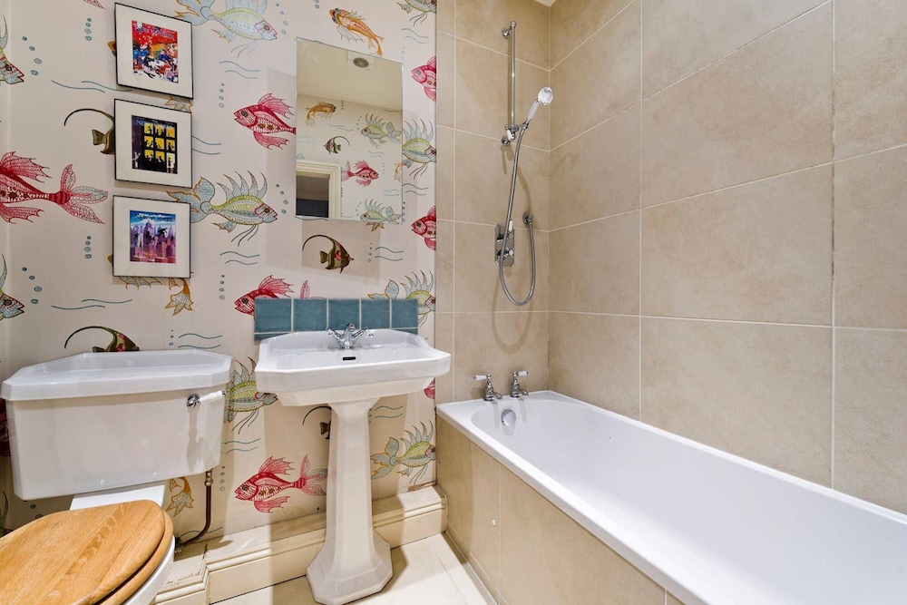 Delightful 3-bed Family Home Bayswater