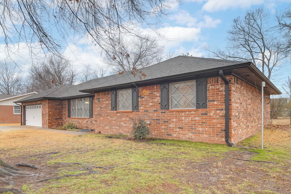 Near Shops & Eats: Vinita Home w/ Furnished Patio