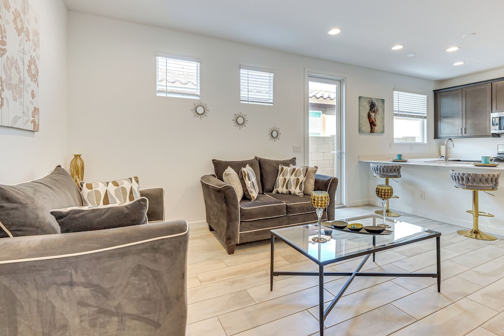 Lake + Mtn Views: Modern Apache Junction Getaway