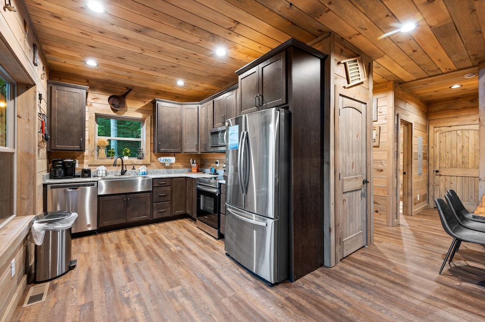 Goodness Gracious 3 Bedroom Cabin by RedAwning - Property Image 40