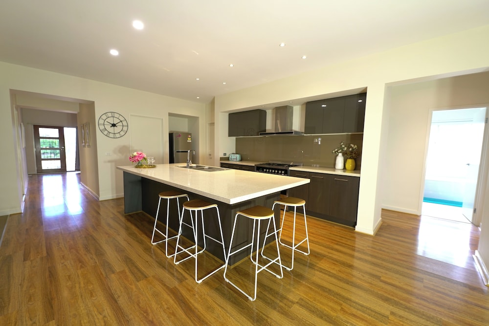 Stylish Luxe House at Point Cook