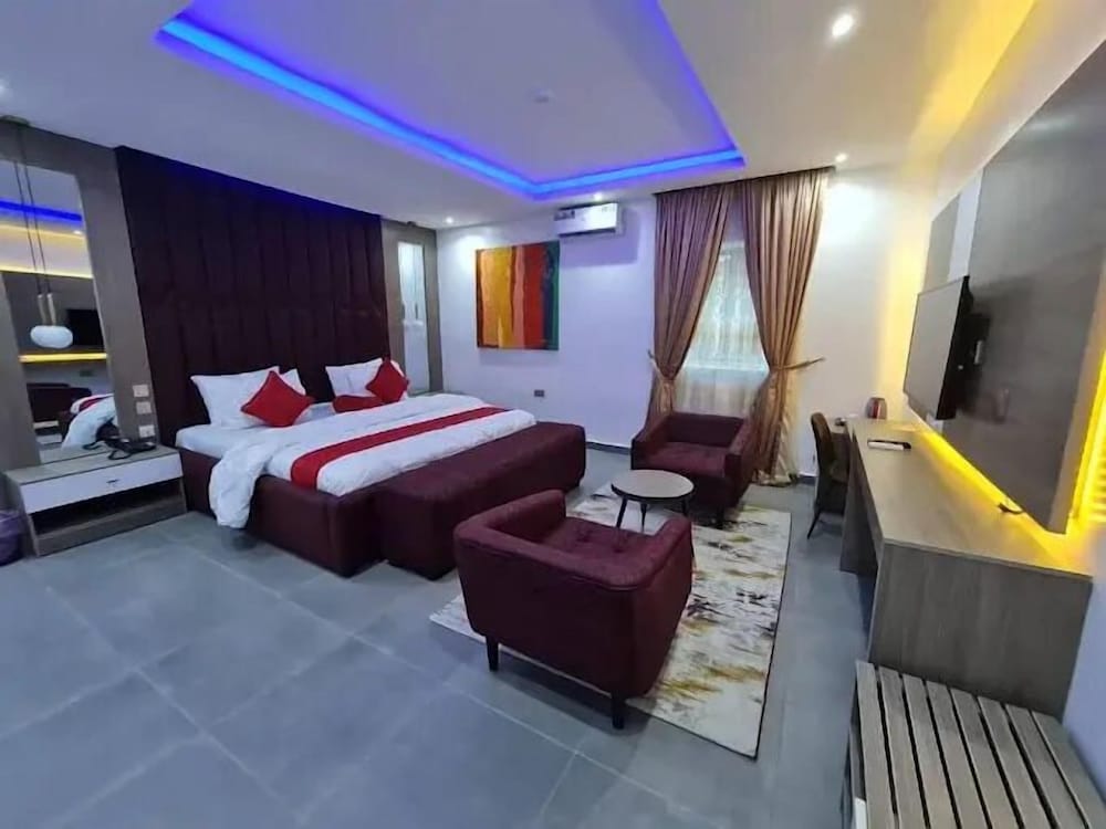 R-oak Hotel and Apartment