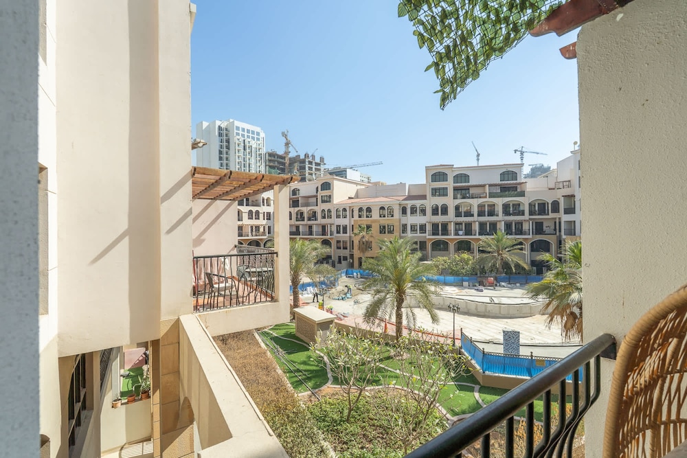 Extravagant Studio Stay for 2 in JVC