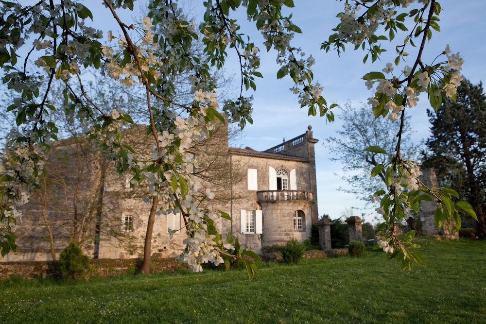 Château Latour Segur Suites & Spa