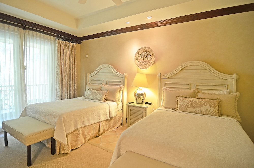CR Luxury Los Sueños Condos