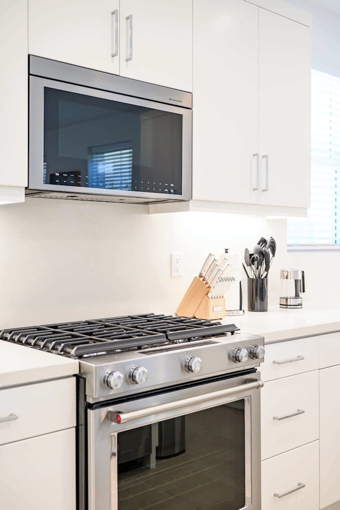 Stylish 3BR Oasis in Palm Desert Near El Paseo Zoo