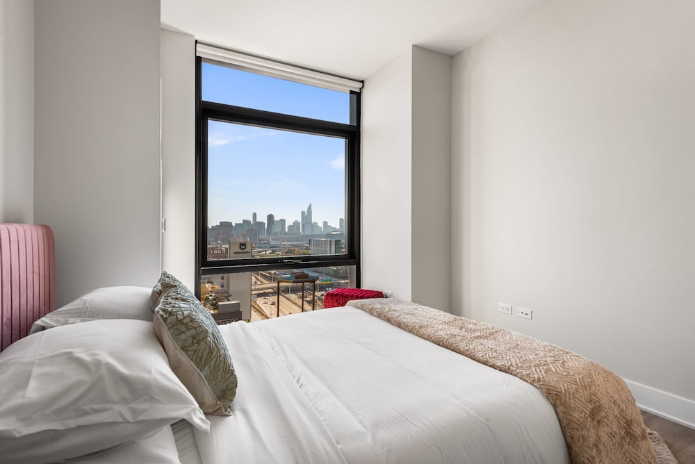 West Loop Getaway Balcony Dining Steps Quiet