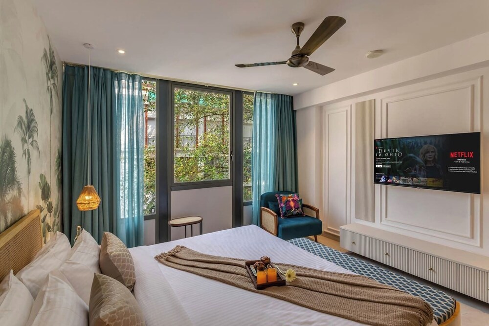 Hidden Gem Luxe Suite w Pool View - 1km to Beach