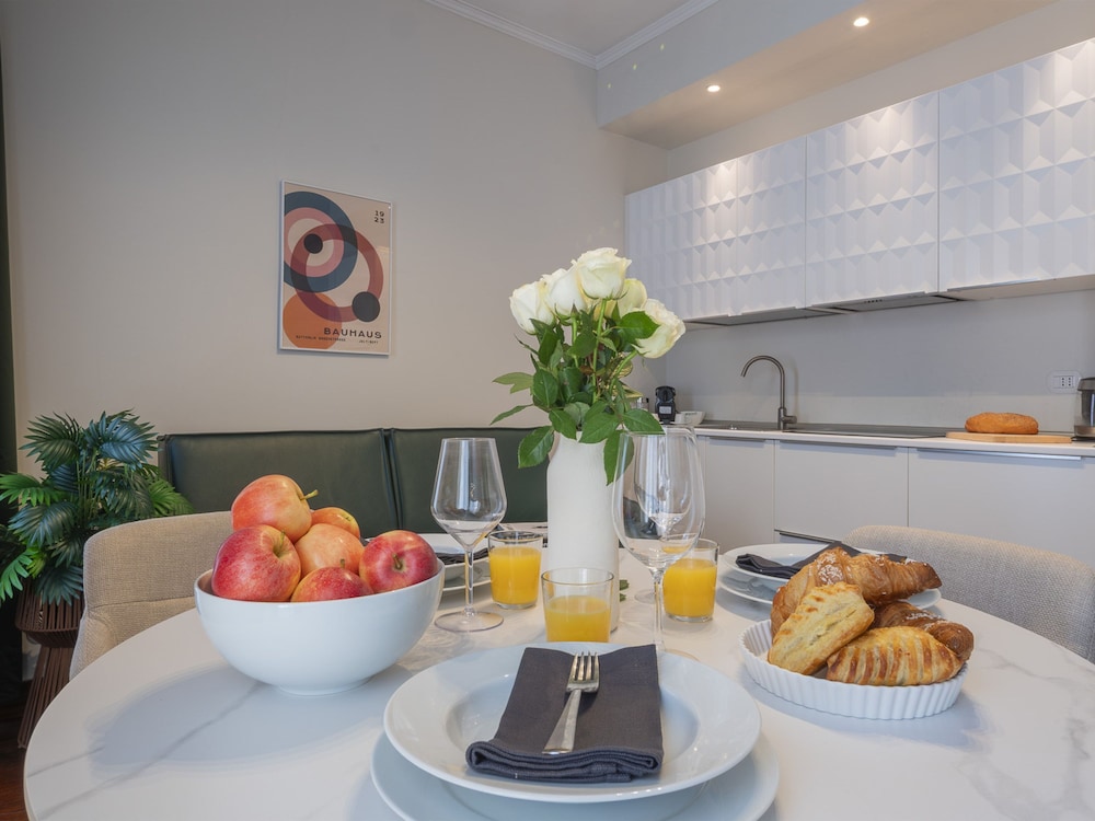 Corso Venezia - Elegant 1 BR apt With Shared Rooftop Terrace in the Heart of Milan