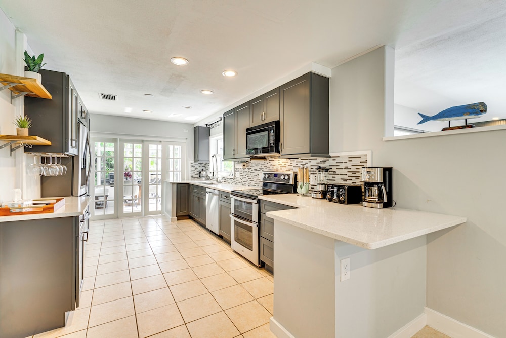 2 Mi to Beach: Canal-front Retreat in Cape Coral!