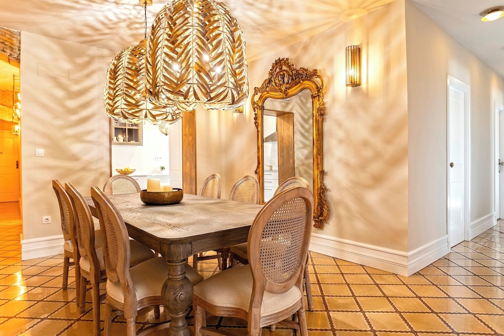 Wonderful 5-bedroom Apart in Granada. Recogidas II