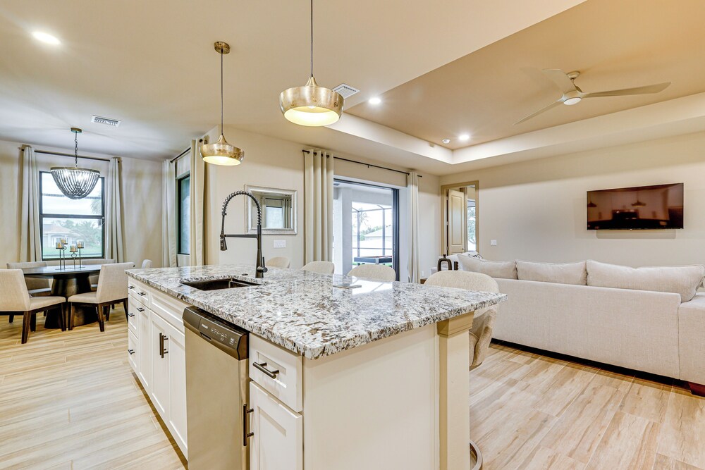 Outdoor Oasis: Spacious Family Home in Cape Coral!
