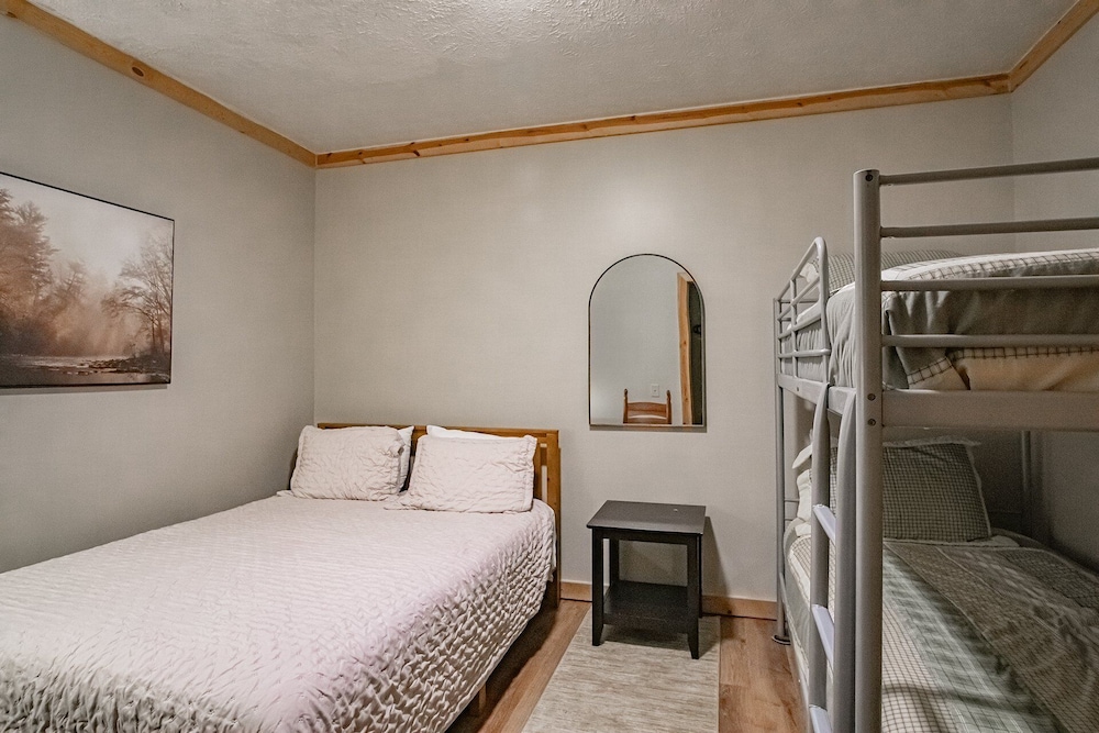 Loggers Run #7: 5 Bedrooms, 3.5 Bath: Slope Side. Overlooks The Ski Trail !