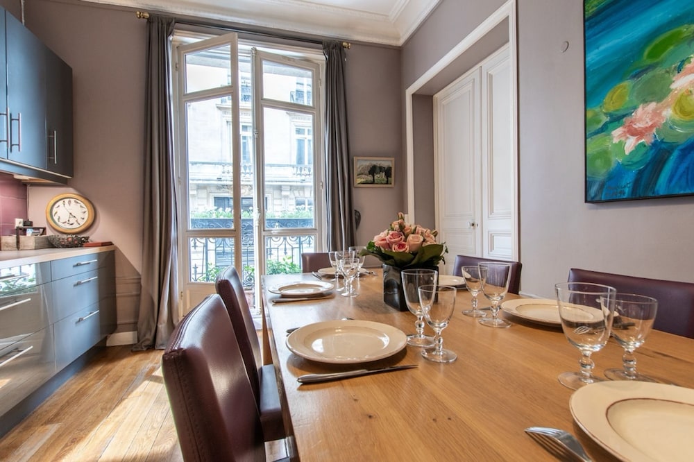 Splendid 5BR Family Apartment - Trocadero
