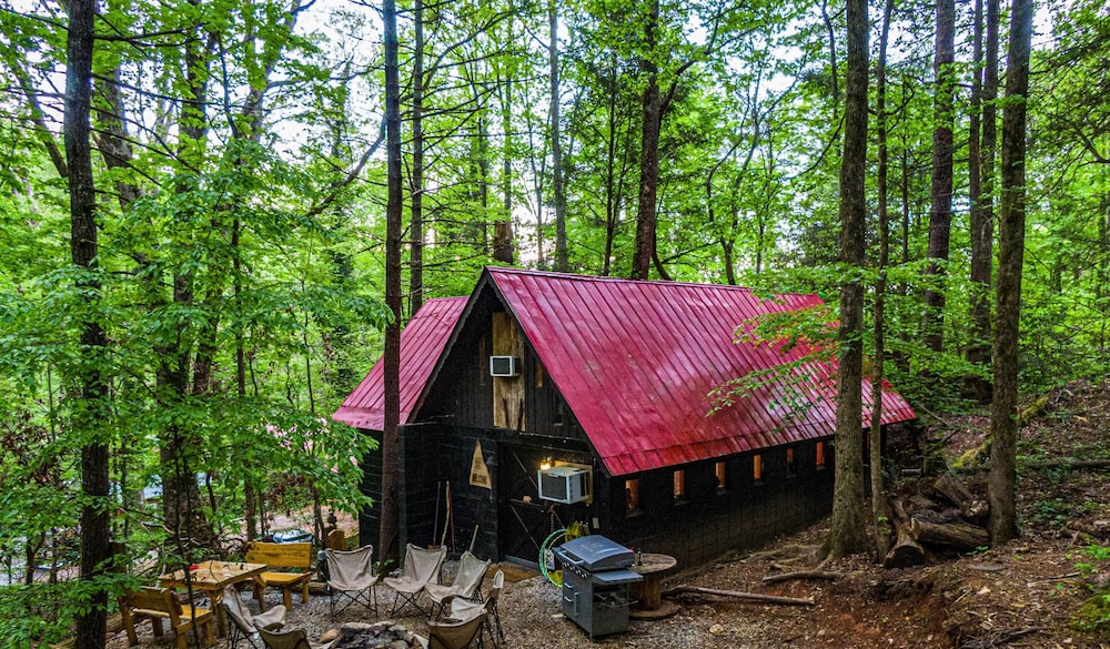 Bear Creek Lodge and Cabins in Helen Ga - Pet Friendly, River on Property, Walking Distance to downtown Helen