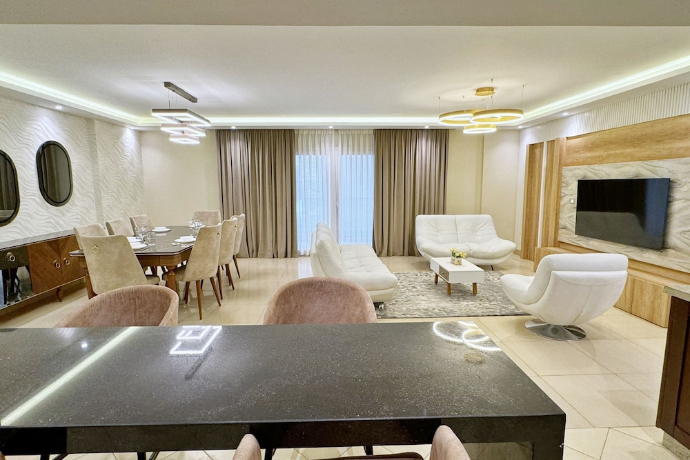 Calm & Classy 2BR - 5 min to Airport