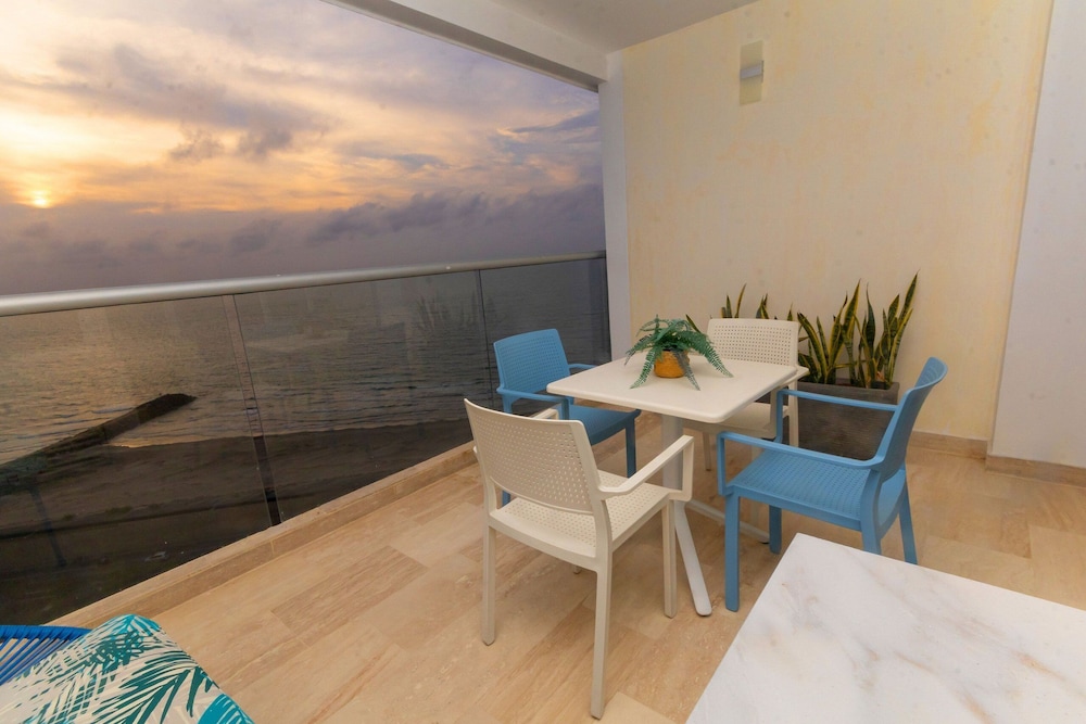 Condominio exclusivo nuevo frente al mar
