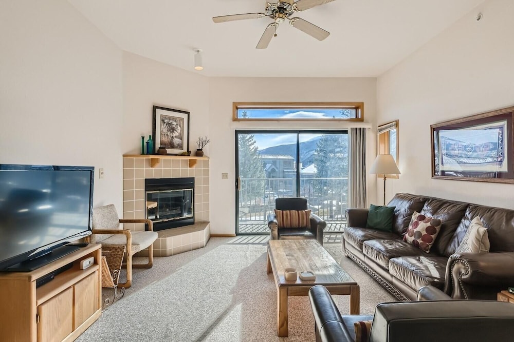 Lake Forest 201f 2 Bedroom Condo by RedAwning