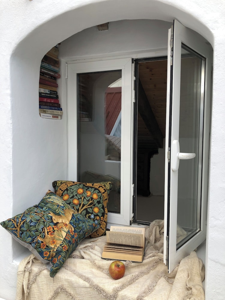 Cozy House Sleeps 2 With Pet Friendly Option