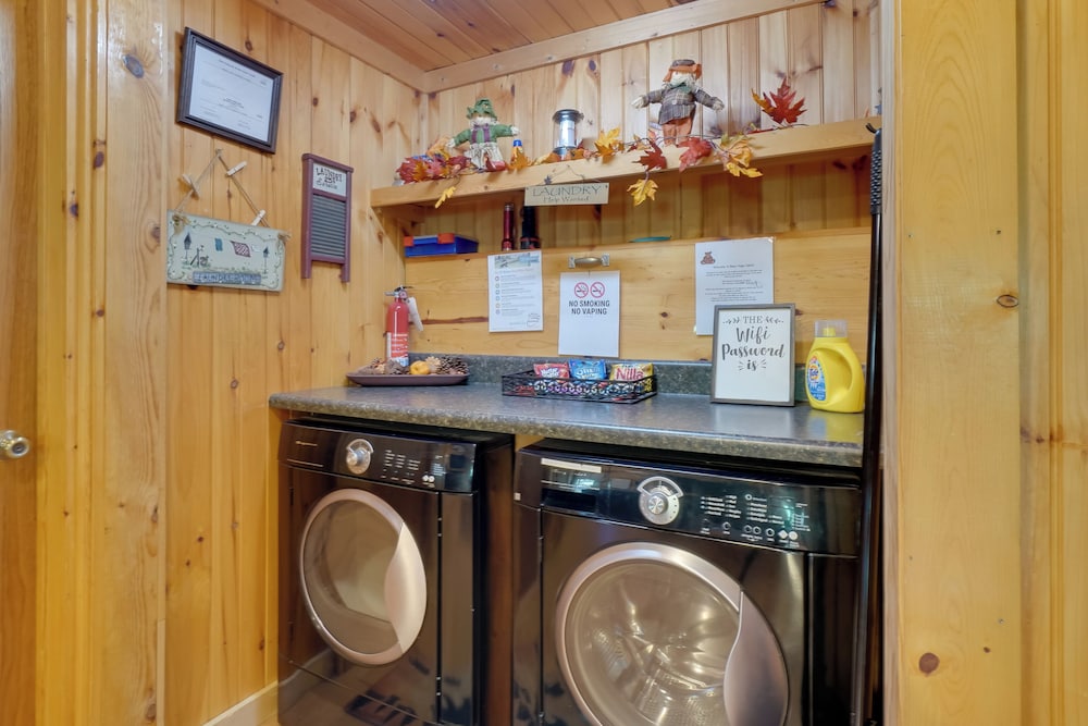 Hot Tub & Deck! 'bear Hugs Cabin' Near Gatlinburg