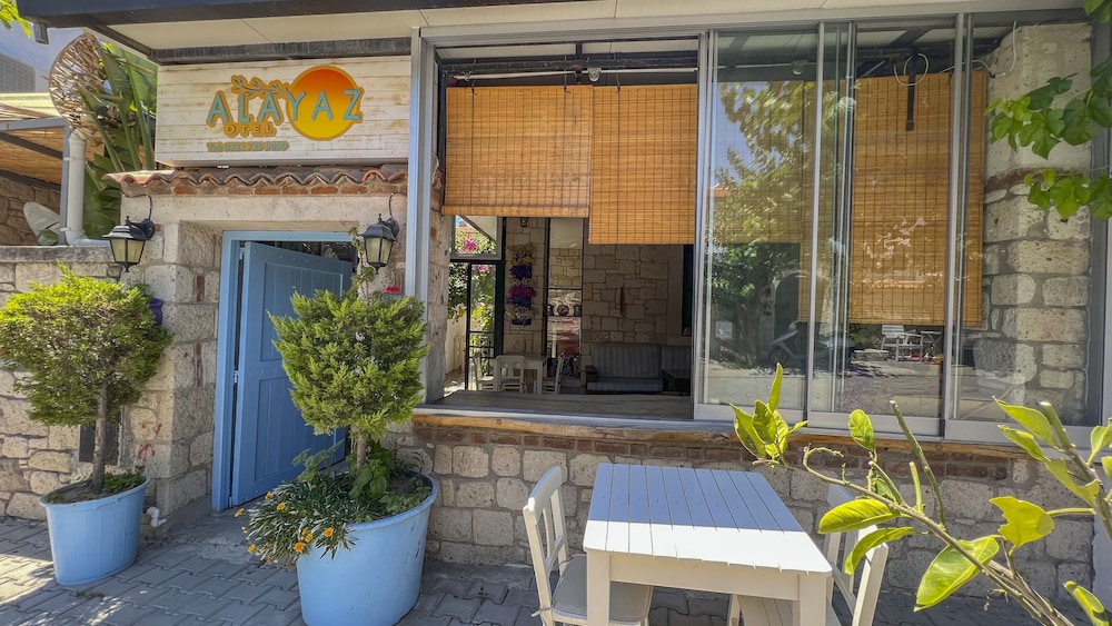 Hotel Alayaz Hotel - Image 1