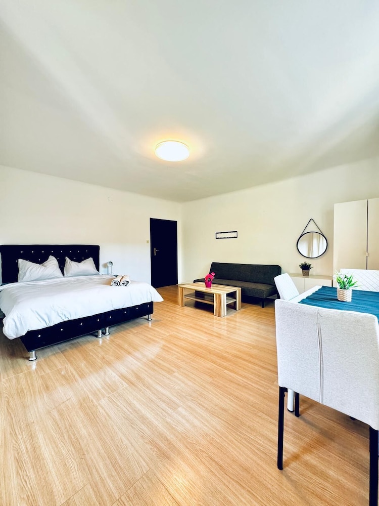 Cozy Garden Villa near Danube For 16P