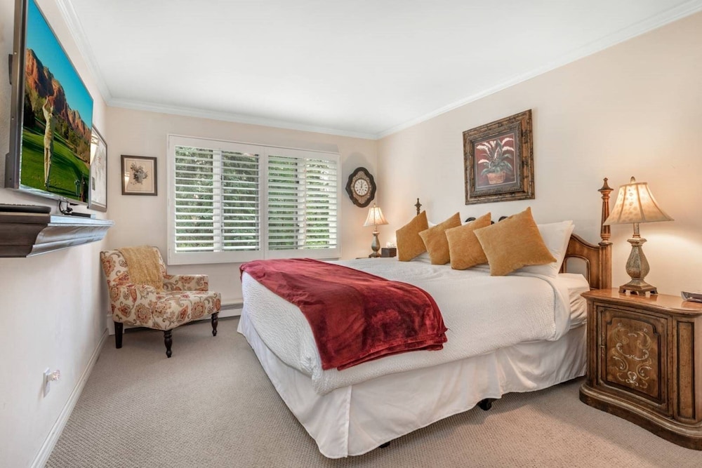 Convenient 2 Bedroom Condo in Vail Near Golden Peak Lift - Walk to Shops, Skiing & More