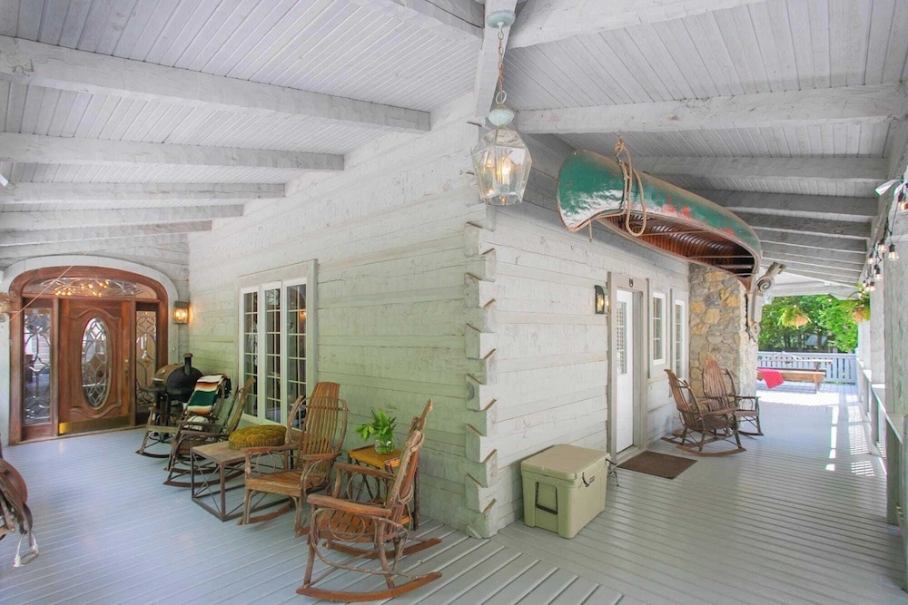 35 Acre Villa w/ Pool, Spa, Wine Cellar & Gym + Near Golf Club La Pearla Ranch by Avantstay