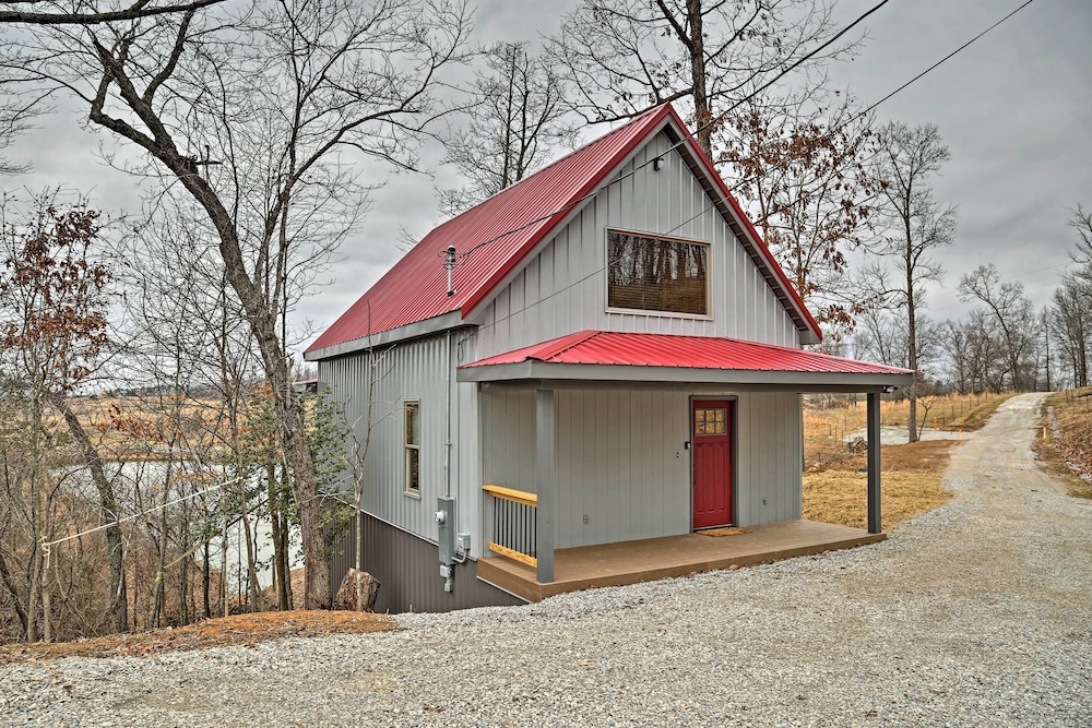 Cozy East Bernstadt Cabin w/ Porch  Fishing Lake! - Property Image 2
