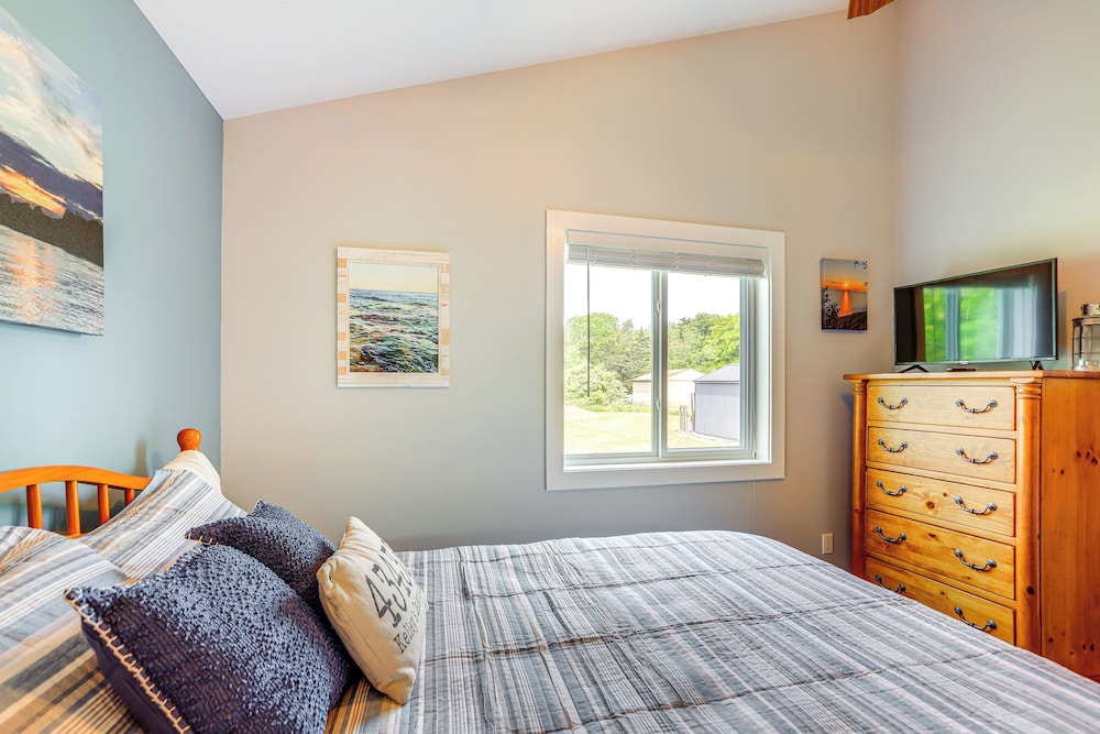 Walk to Lake: Kelleys Island Gem w/ Deck!