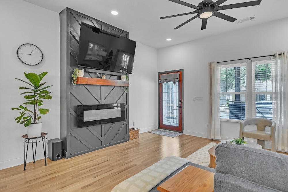 Stylish Bungalow Near Beltline & Breweries 4 Bedroom Bungalow