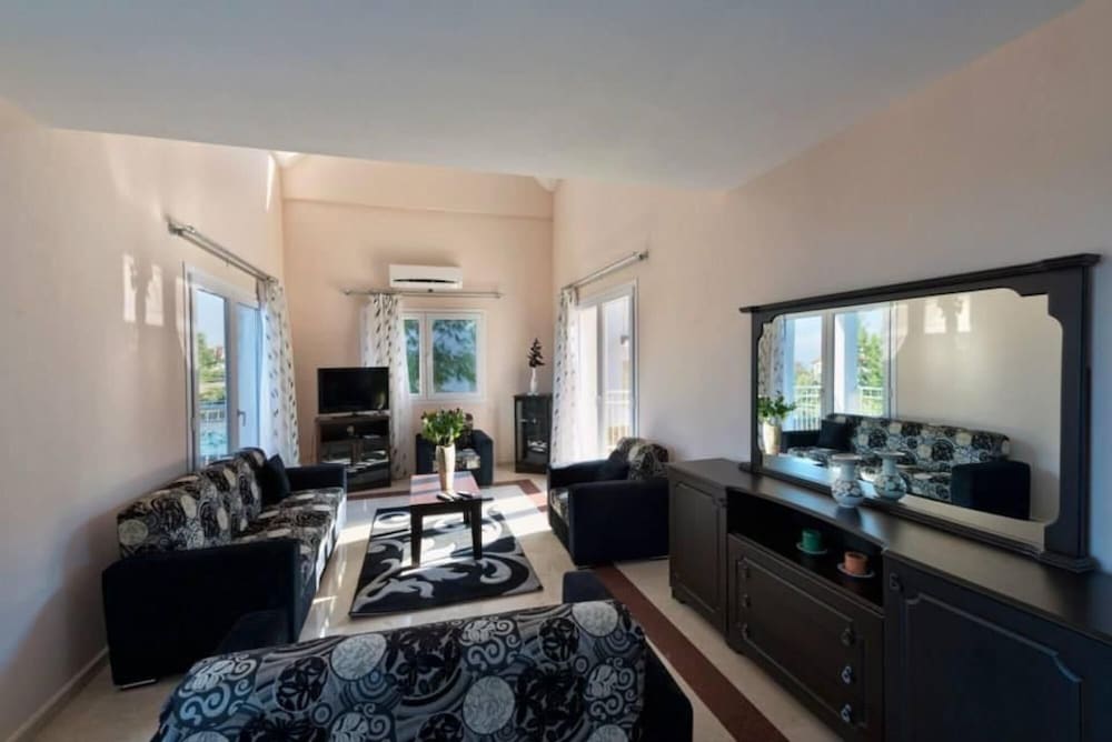 House With Shared Pool and Terrace 9 min to Beach
