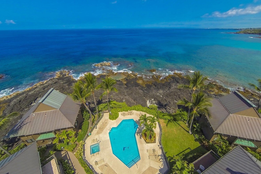 Air-conditioned Ocean Front Hawaii Townhome! - Sleeps 6 - Vrkcv