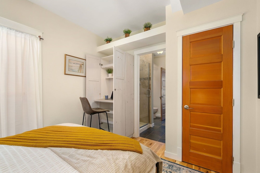 Lavish Retreat in Old Town - Walk Everywhere! view 3