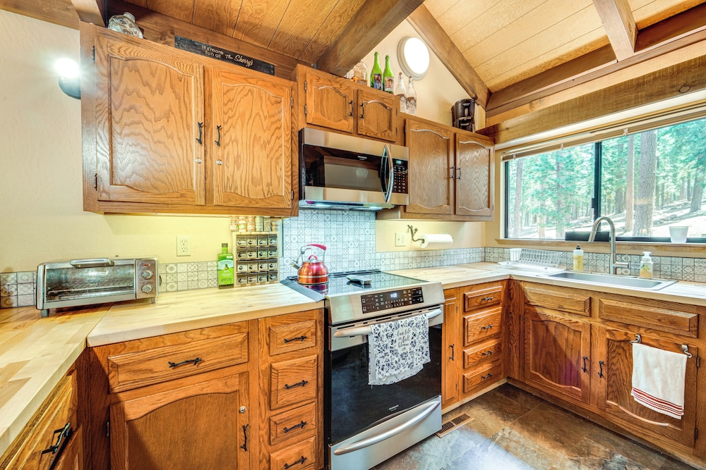 8 Mi to North Tahoe Beach: Truckee Resort Condo
