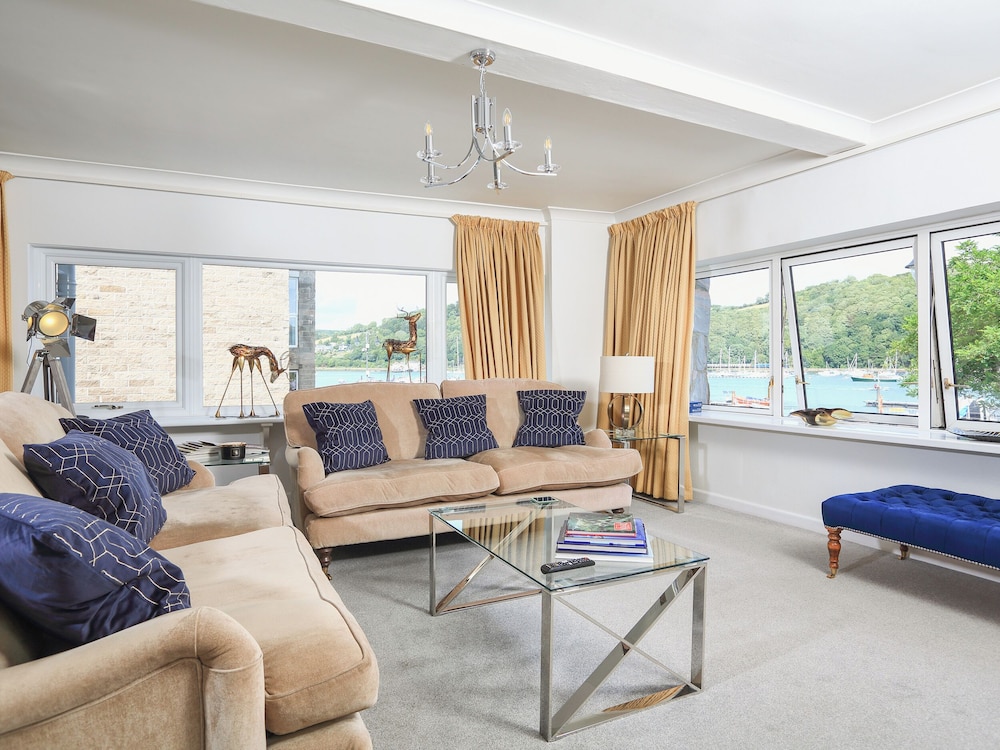 2 Lee Court