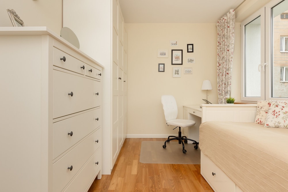 2-beedroom Zurawia by Renters view 4