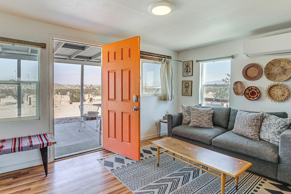 Boho Bungalow w/ Hot Tub: 16 Mi to Joshua Tree NP