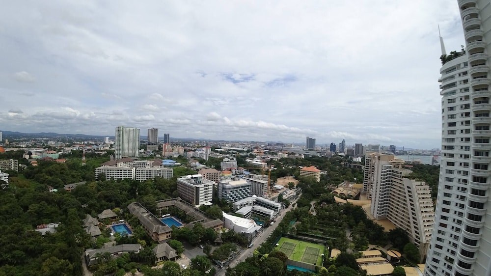 Luxury Large One Bedroom Seaview Serviced Apartment at Wongamat, Pattaya