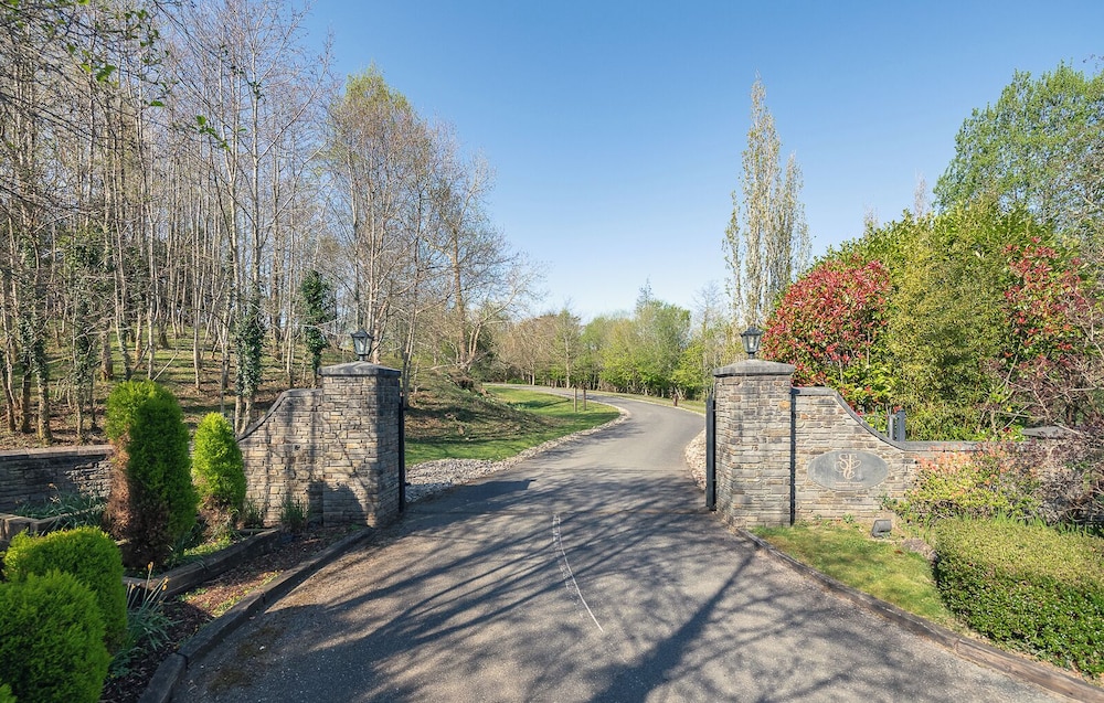 Spacious Kenmare Home to Sleep 8 Free use of Pool Onsite