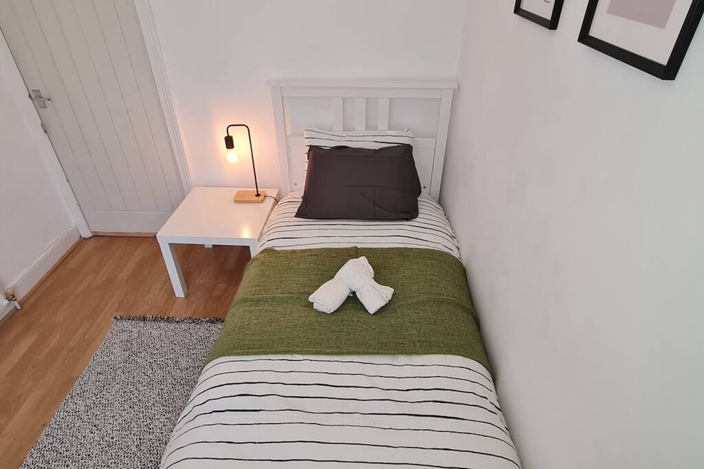 Large 3 Bed Flat Free Parking