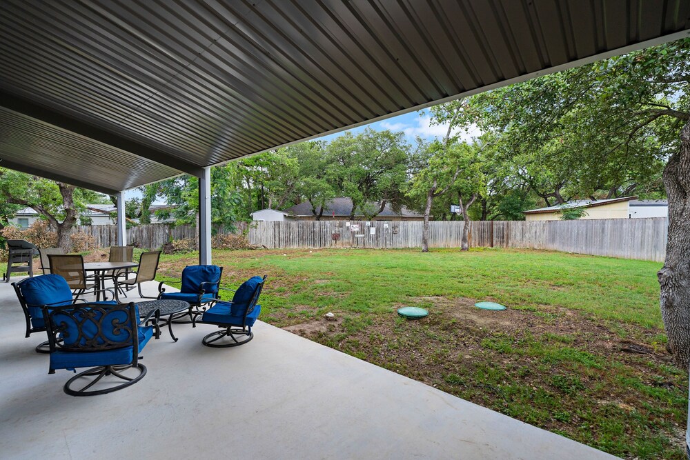 Peaceful Cottage w/ Grill Mins to Lake Travis