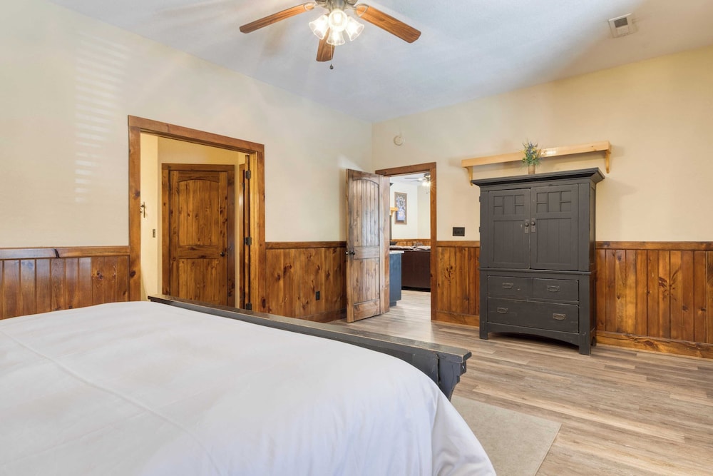 Luxury Cabin Sleeps 19 Game Room, Hot Tub Dollywood Alpine Mountain Lodge