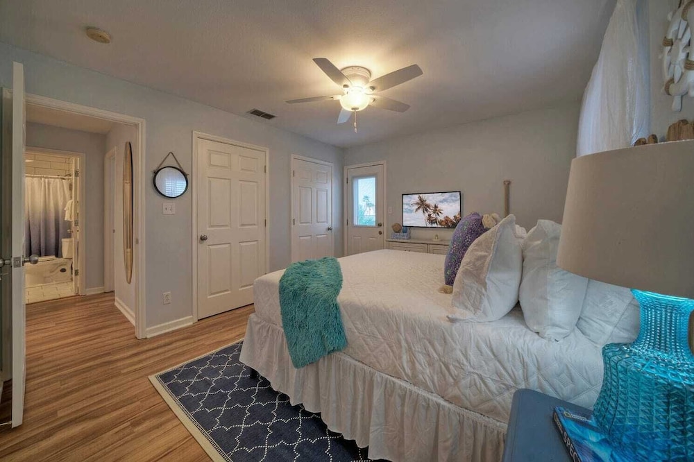 Sleeps 22 2 Homes w/ Private Pool, Game Room, Nature Views 7 BDR Avantstay