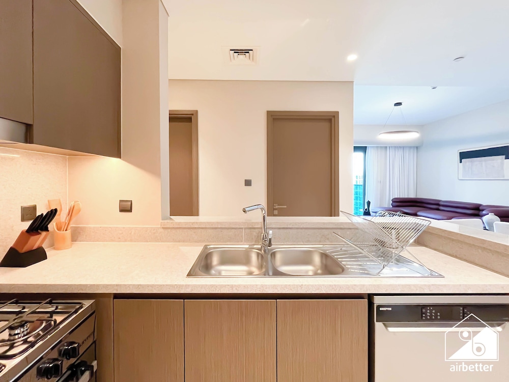 Skyline Elegance Fountain View 3BR in Downtown