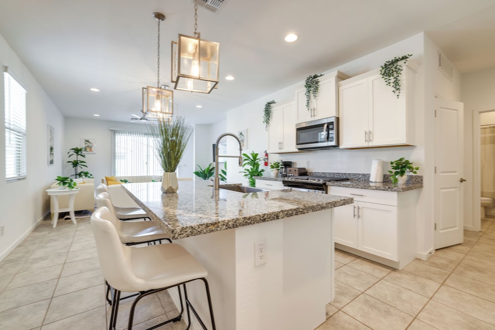 10 Mi to Downtown: Suburban Phoenix Home