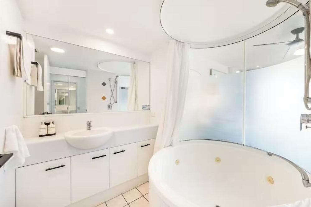 Wake to the Waves - Oceanfront Apartment