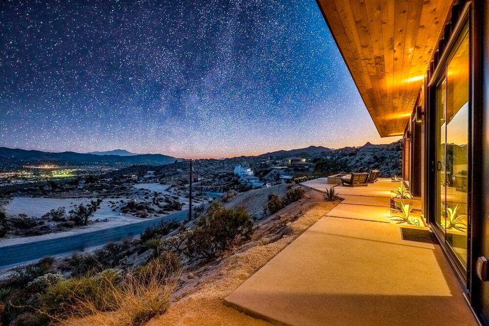 Loft Ledge - Modern Desert Oasis With Hot Tub And Incredible End 3 Bedroom Home by RedAwning view 5