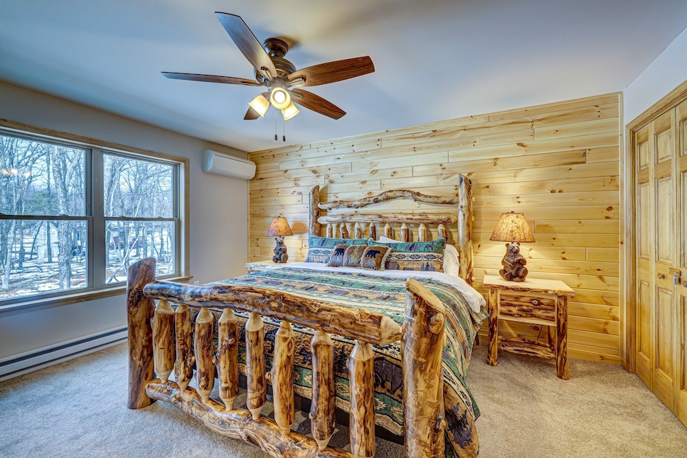 Top Notch Lodge by Avantstay Hot Tub, Game Room, Community Pool, Deck view 5